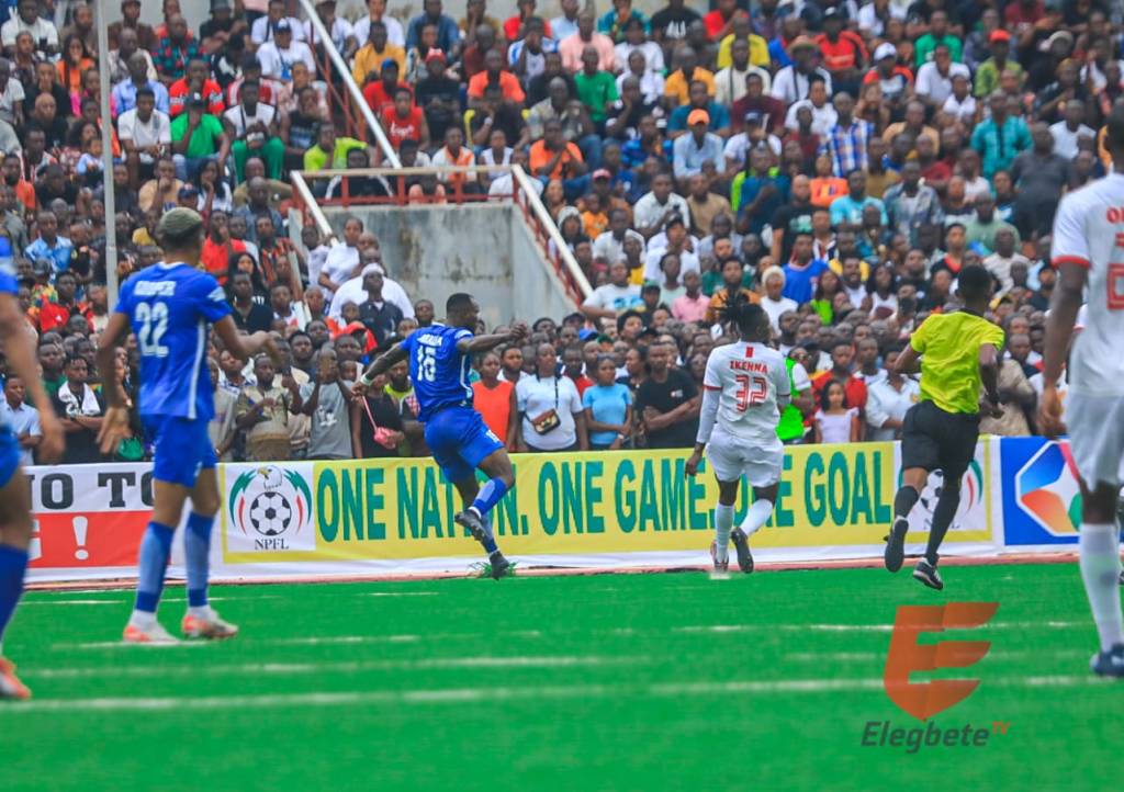 Players in action in Enyimba vs Enugu Rangers 
